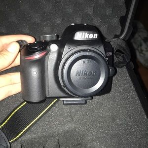 I’m selling a Nikon D3200 camera with two lenses